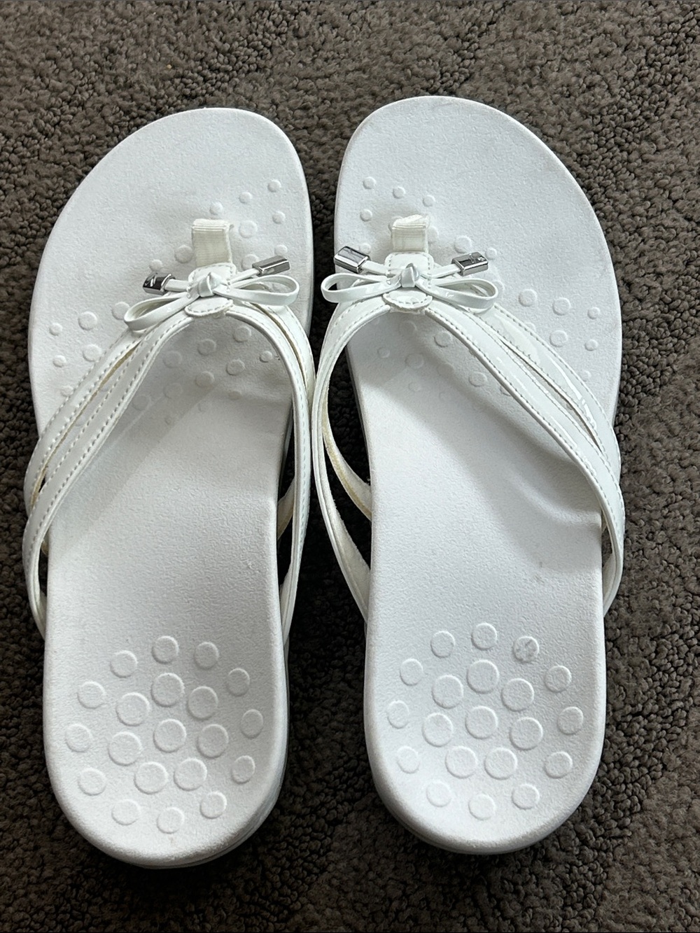 Vionic Bella X Bow Sandals White Patent Leather Size 7 EUC - Picture 3 of 5